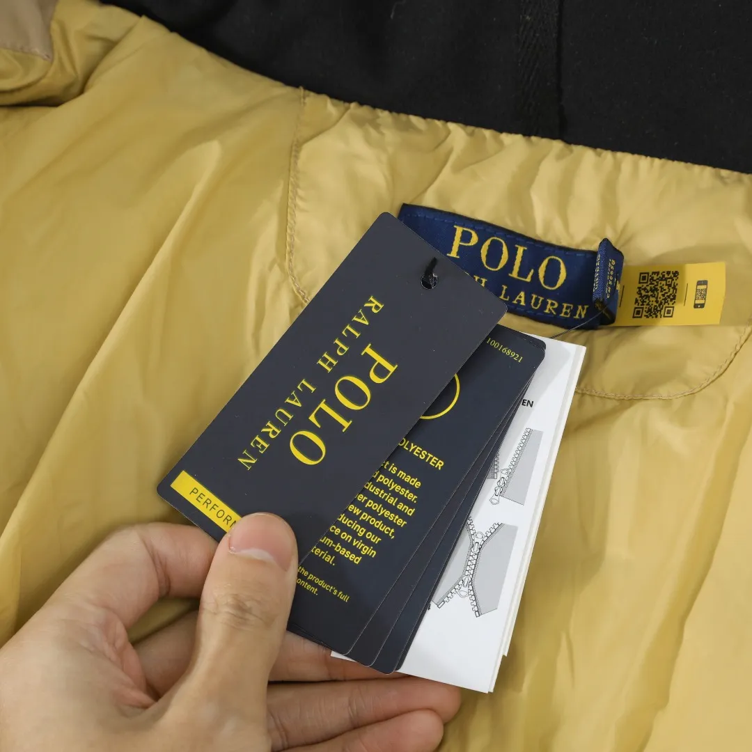 P680 #R58 Ralph Lauren/Ralph Lauren classic new down jacket jacket with detachable hood extra thick plush down jacket men's top "Thousands of stitches of electric embroidery, the logo is like a work of art" The imported Barudan embroidery machine is used to carve the classic polo logo with precision electric embroidery technology. Each letter is full and three-dimensional, with clear details, making it the "most expensive embroidered logo" on the down jacket, highlighting its extraordinary status. "75% national standard high-quality white duck down, light and heat-locking" is filled with 75% high-quality white duck down, which is light and pressure-free, but has excellent warmth retention. After compression, it can quickly rebound and become fluffy, say goodbye to bloat, embrace unburdened warmth, and face the cold winter without timidity. "Technical fabrics that protect against cold and wind and rain" · Long-lasting fluffy and non-stiffening, consistent thermal performance · 400T high-density gallbladder + pinhole retraction technology, completely say goodbye to velvet · Windproof and waterproof matte fabric with adjustable hem, easy to deal with bad weather "Five colors come together to interpret diverse styles" · White: pure first snow, fresh and versatile · Black: classic without limits, calm and atmospheric · Navy blue: low-key and elegant, suitable for both business and leisure · Sky blue: bright and healing, brightening up dull winter days · Khaki: retro and gentle, the first choice for urban wanderers "The details are authentic, the texture is everywhere" The original electroplated YK zipper is smooth and durable, the detachable hood can be worn multiple times, and the original hangtag and washable label ensure authentic quality. The same design for men and women makes it easy to control whether it is used as a couple's outfit or to create personal style, making it an indispensable fashion equipment this winter.  Color: Black, Navy, Khaki, White, Sky Blue Size: S M L